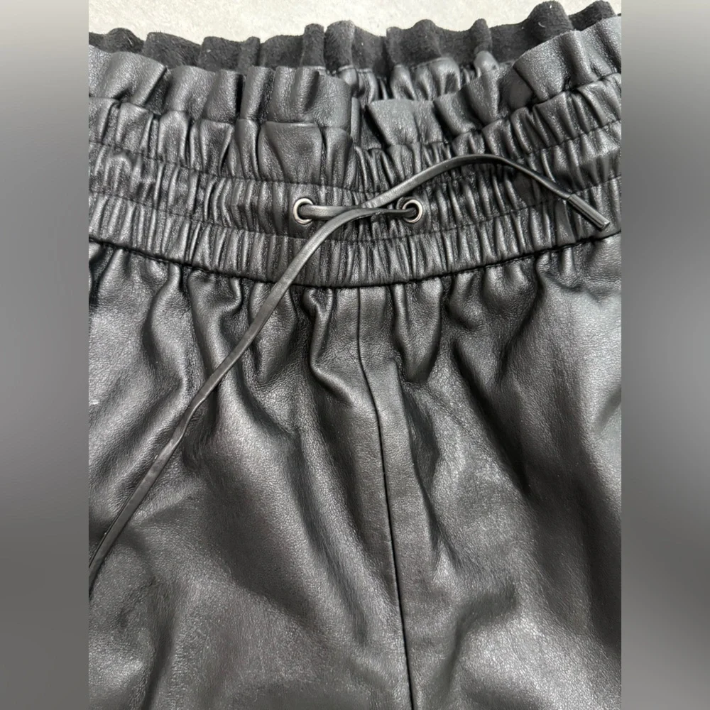 ZARA Black Women's Faux Leather Shorts - Picture 4 of 4